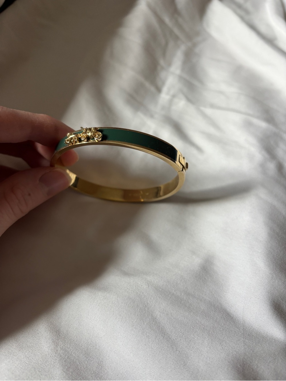 Dark Green & Gold Coach Clasp Bangle with Horse and Carriage - Picture 4 of 8